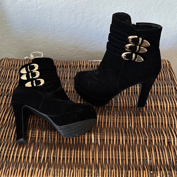 Elegant Black Ankle Boots with Gold Accents - Picture 1 of 5